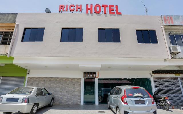 Super OYO 89495 Rich Hotel