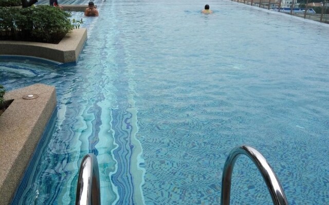 Cosy suite near Airport and LRT station