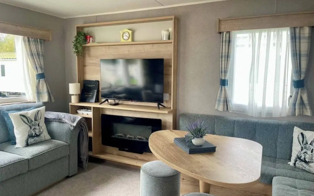 Gorgeous 2 Bed Caravan in South Cerney