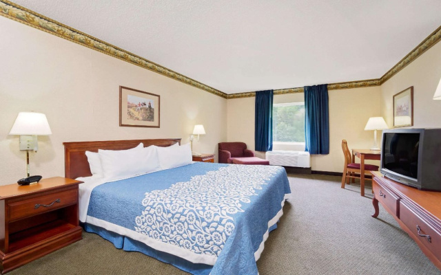 Days Inn by Wyndham West Liberty