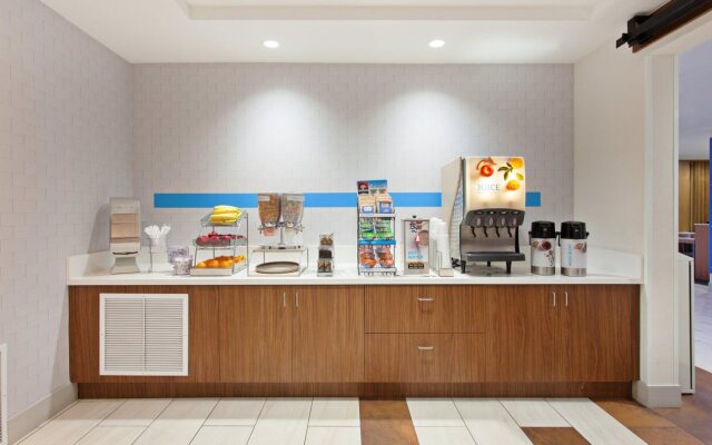 Holiday Inn Express & Suites Corona by IHG