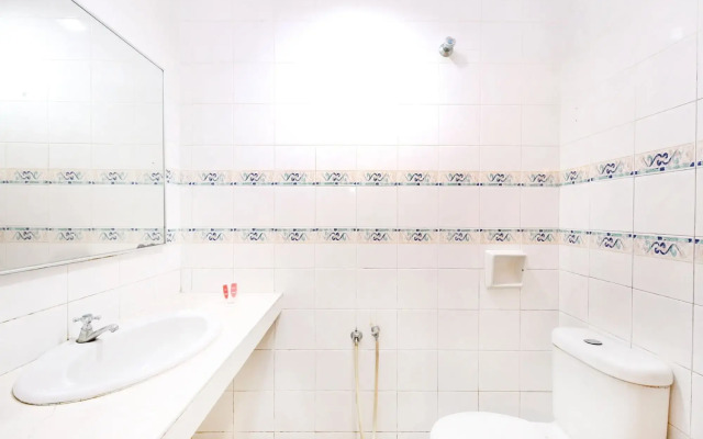 Super OYO 447 Comfort Hotel Meru