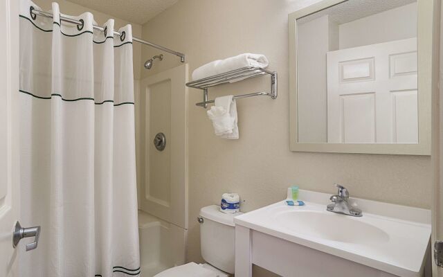 HomeTowne Studios by Red Roof Orlando - Casselberry