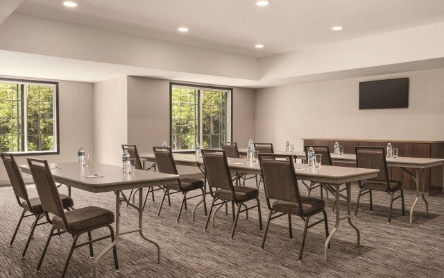 Country Inn & Suites by Radisson, Detroit Lakes, MN