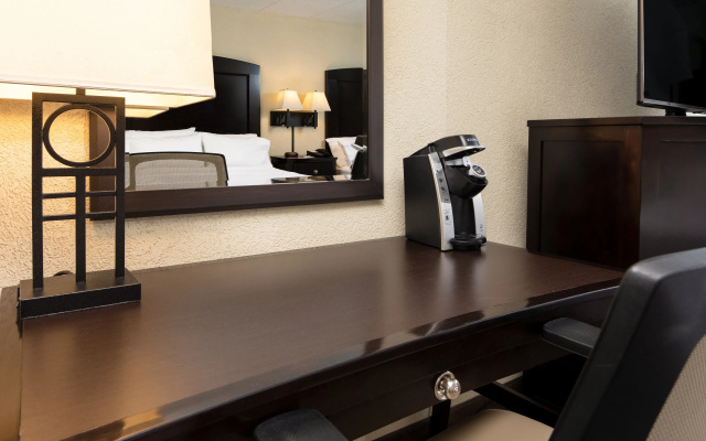 Holiday Inn Hotel & Suites Charleston West by IHG