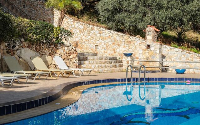 Dream Lux Flat with Great Outdoor Pool & Parking