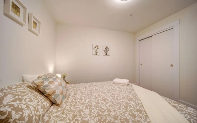 Luxurious Modern 2BR Condo Slps-5 Coffee AC Wifi
