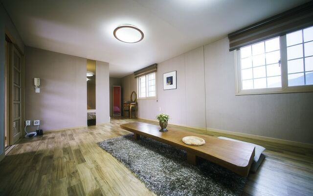 Tongyoung Mongdolhouse Pension