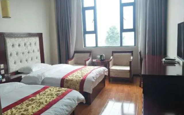 Heqing Yiyuan Business Hotel