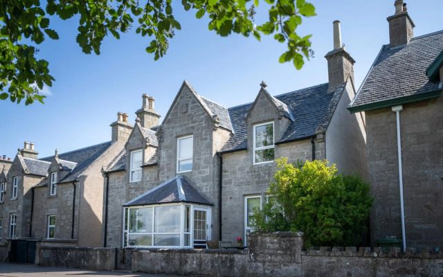 Seaview House - A Traditional Home by the Beach