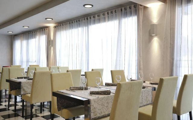 Salles Hotel Aeroport de Girona