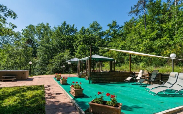 Estate With 5 Apartments, Swimming Pool, Large Garden