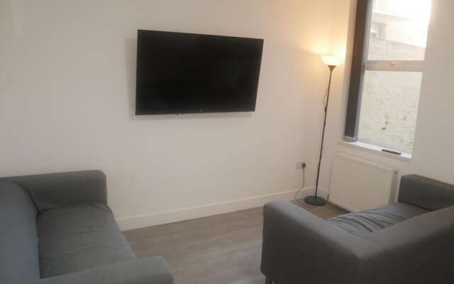 NEW Sleek 6BD Kensington Home Close to City