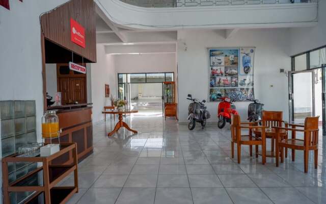 RedDoorz @ Hotel Horas Palopo
