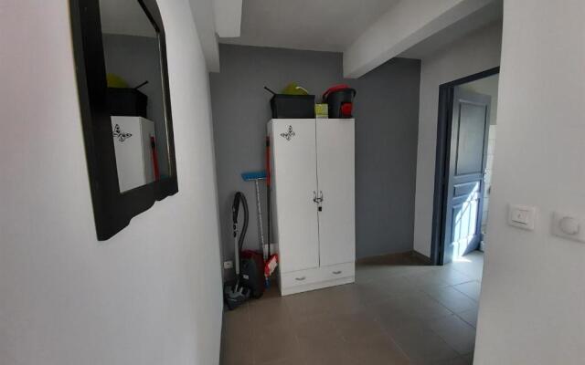 Superbe appartement F2 neuf : terrasse, barbecue.