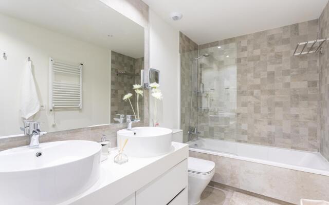 Blue Infinity Luxury Apartment by GHR Rentals