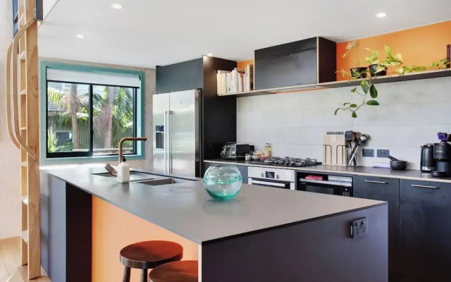 Artist's Colourful Casa with Spa Pool