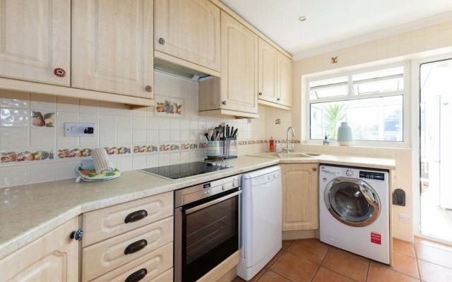 Seaside Retreat - Five Minutes to Beach Village