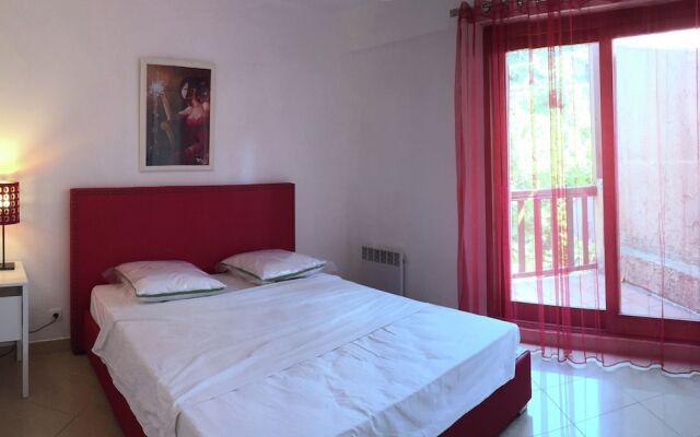 Classy Holiday Home With Swimming Pool, Garden, Tennis Court