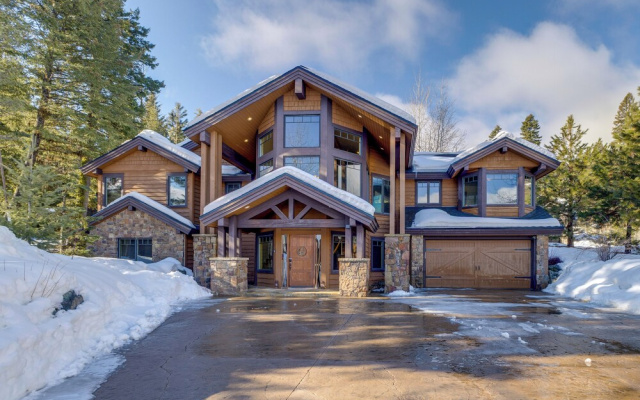 Ski-in/ski-out! Mtn-view Donnelly Home w/ Hot Tub