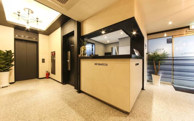 Gupo Station Almond Hotel