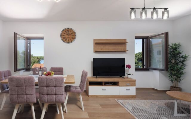 Seafront Apartment Nana 2