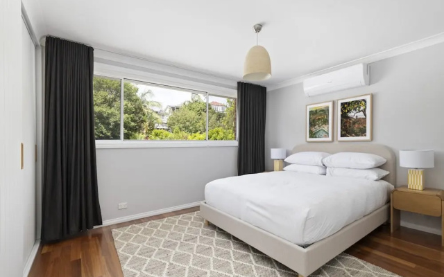 Spacious 3-bed Duplex in Leafy Seaforth – Guest Rooms – Sydney