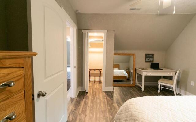 Spacious Rustic Downtown Market St 1 Bedroom Apt, Sleeps Up to 5, Steps to Honeywell & Eagles Theatre