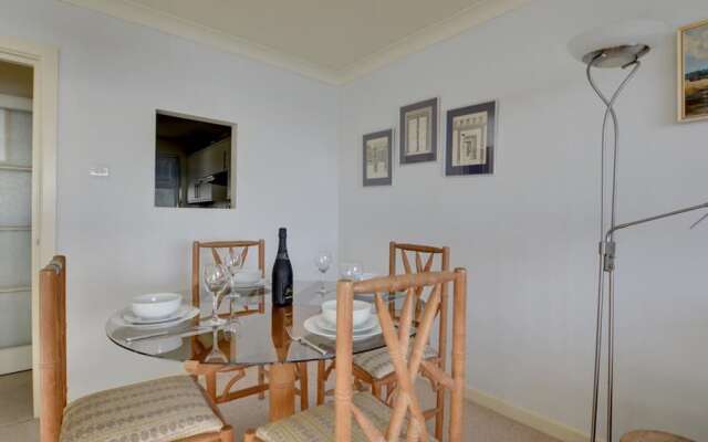 Beautiful Apartment With sea View and Balcony, Near Shops and Pubs