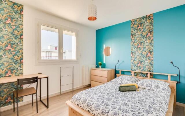 Apartment in residence free parking balcony sunset