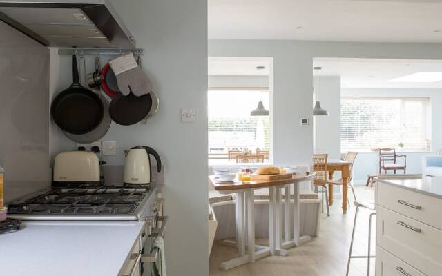 Tranquil Family Retreat 5 min to Beach Garden