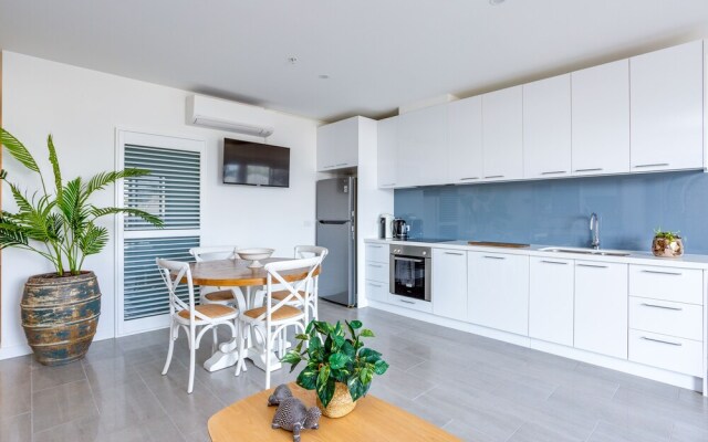 Blue Waters on the Beach: absolute beachfront, views