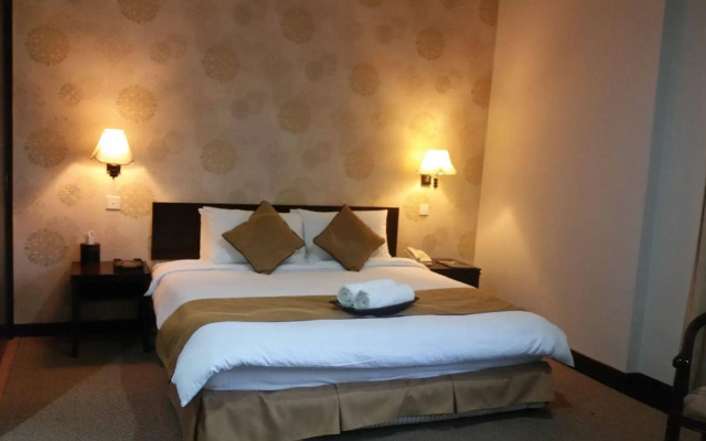 Carlton Holiday Hotel & Suites