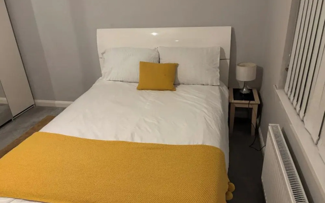 4 Bed House-sleeps 7-free Parking