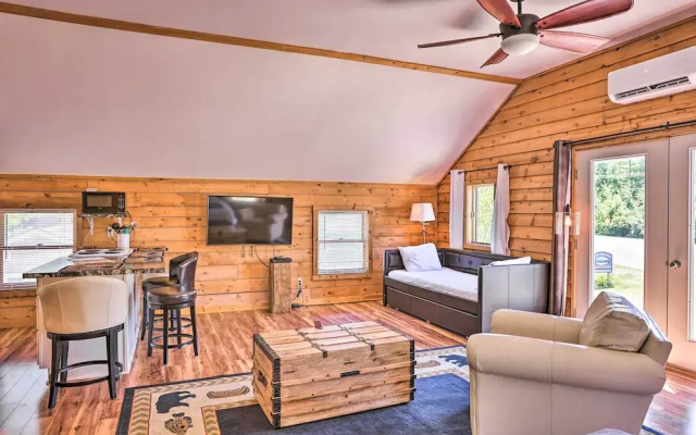 Quaint Studio w/ Shared Beach: Walk to Suttons Bay