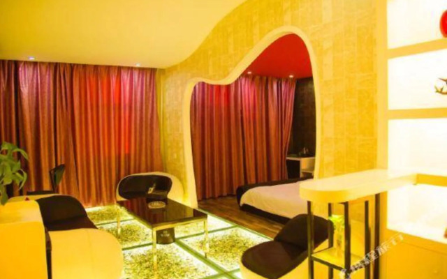 Diamond Fashion Hotel(Hebi changfeng road)