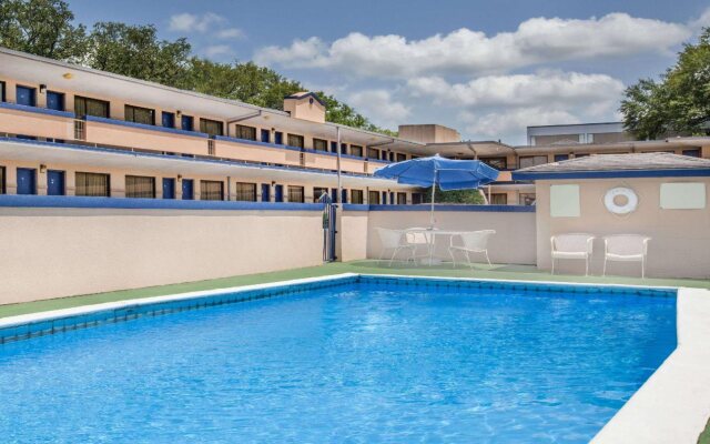 Travelodge Lafayette