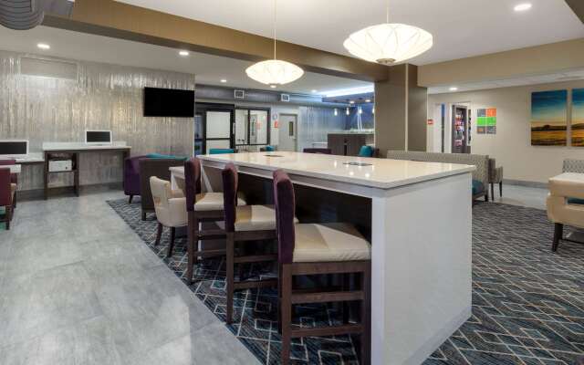 La Quinta Inn & Suites by Wyndham Wichita Airport