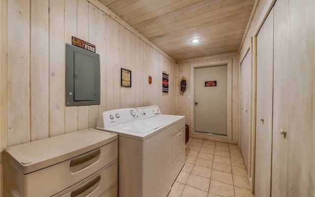 Alto Chalet - Three Bedroom Cabin with Hot Tub