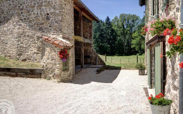 Gîte Croizet-sur-Gand, 7 pièces, 12 personnes - FR-1-496-25