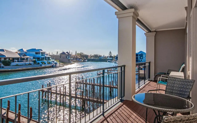 Waters Edge Apartment with Jetty