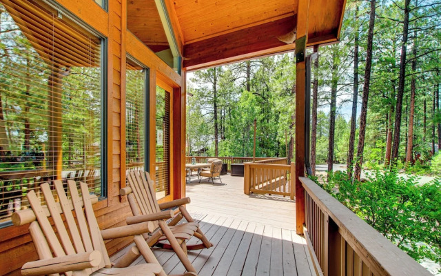 Wraparound Deck + Large Yard: Pinetop Home!