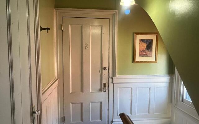 1 Br Private Victorian Apt in Convenient City Location on Half Acre Sleeps 4