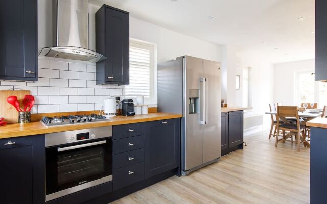 Coastal Retreat for 6 Close to Beaches