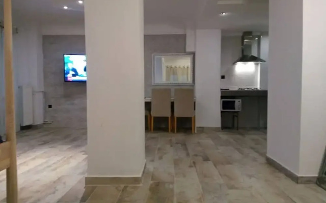 Center Apartment With Private Yard D11