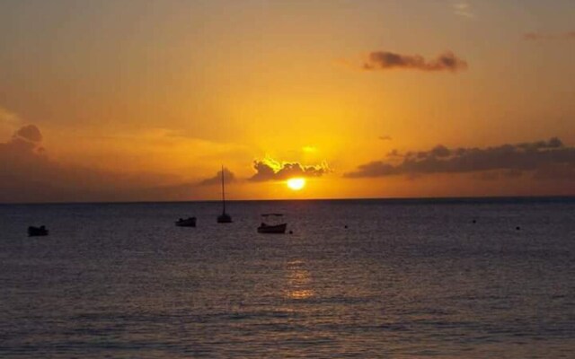 Charming 2-bed Apartment in Holetown.sunset Crest