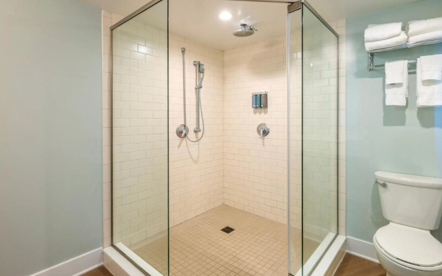 Commander Hotel & Suites
