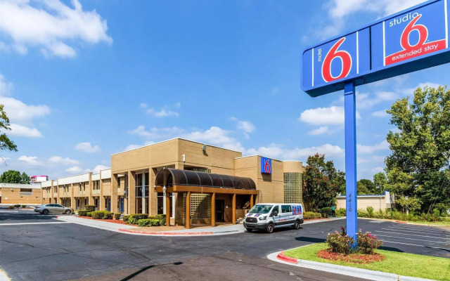 Econo Lodge Airport near Billy Graham Parkway