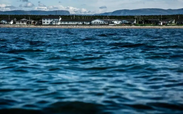 Shallow Bay Motel & Cabins