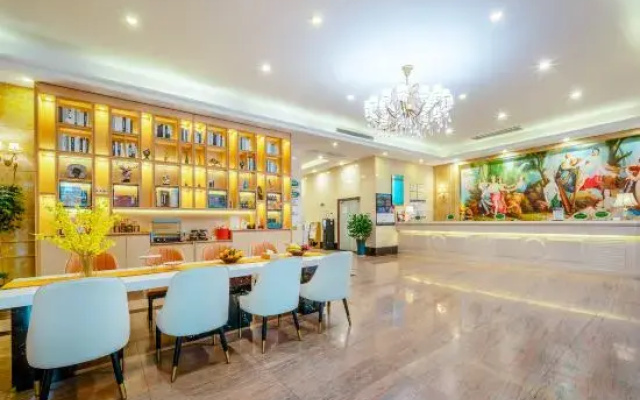 Vienna Hotel(Hezhou Lingfeng Plaza Diversified Global City Store)